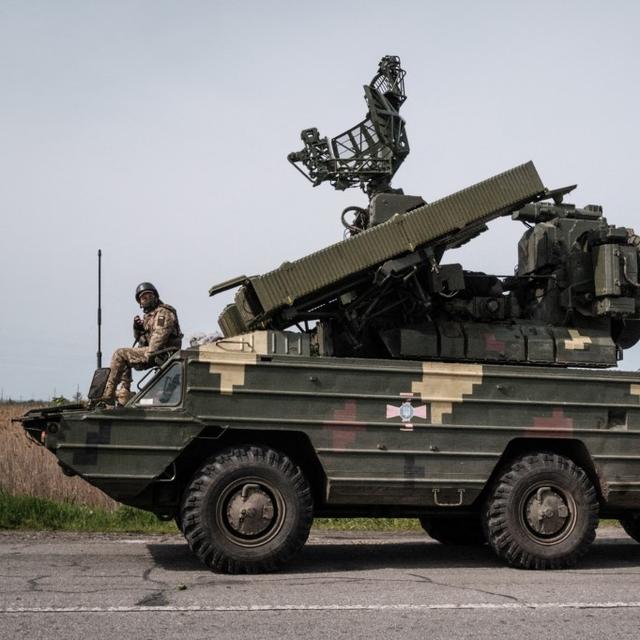 Un soldat ukrainien est assis sur un système de missiles anti-aériens près de Sloviansk, dans l'est de l'Ukraine, le 11 mai 2022. [AFP - Yasuyoshi CHIBA]