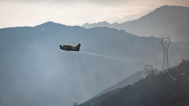 Deux avions italiens de type Canadair ont été engagés mardi 1er février pour lutter contre le feu. [KEYSTONE - Ti-Press/Massimo Piccoli]