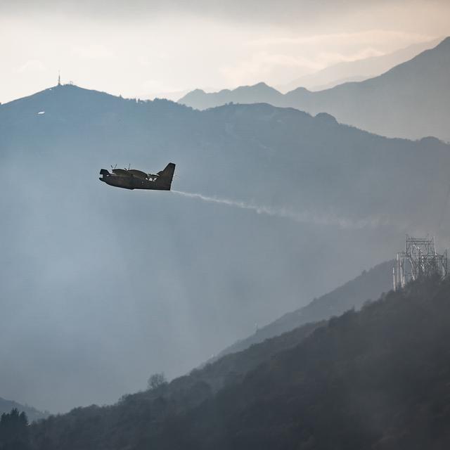 Deux avions italiens de type Canadair ont été engagés mardi 1er février pour lutter contre le feu. [KEYSTONE - Ti-Press/Massimo Piccoli]