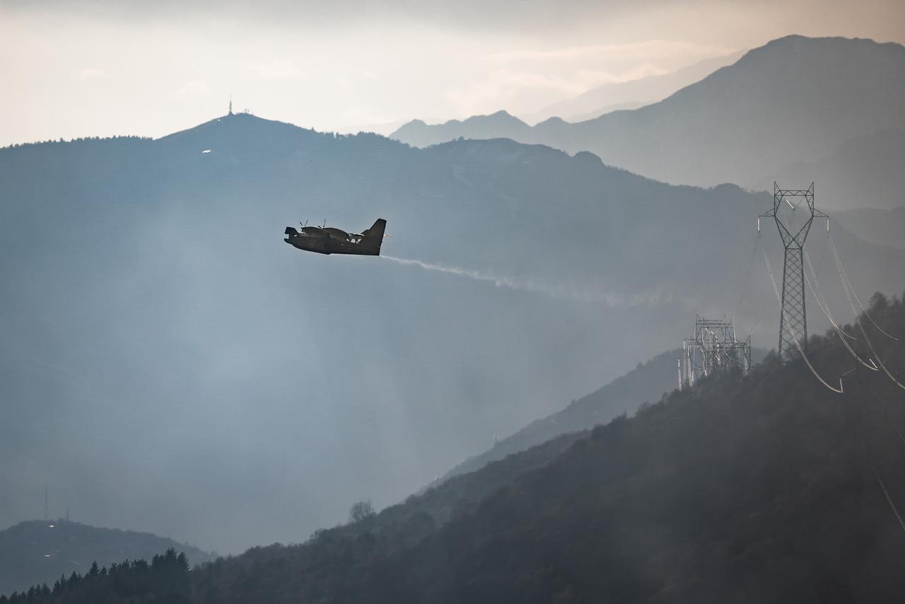 Deux avions italiens de type Canadair ont été engagés mardi 1er février pour lutter contre le feu. [KEYSTONE - Ti-Press/Massimo Piccoli]