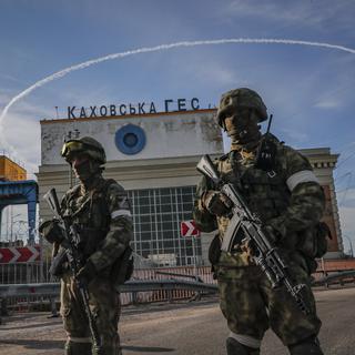Des soldats russes stationnés devant une centrale électrique à Kakhovka, près de Kherson, le 20 mai 2022. [Keystone - EPA/SERGEI ILNITSKY]