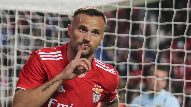 Haris Seferovic tentera de rendre silencieux les supporters des autres clubs stambouliotes. [AP - Miguel A. Lopes]