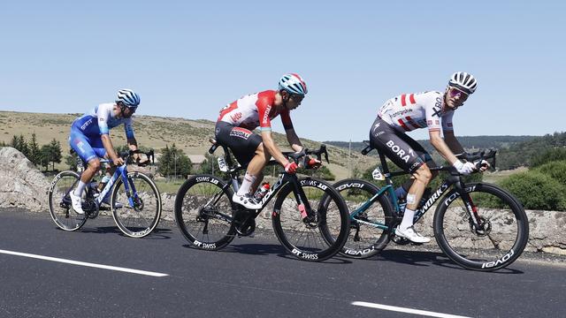 Le coureur autrichien Felix Grossschartner de Bora Hansgrohe, le coureur danois Andreas Kron de Lotto Soudal et le coureur australien Michael Matthews de Team Bikeexchange Jayco en action lors de la 14e étape du Tour de France 2022 sur 192,5 km de Saint-Etienne à Mende, France, 16 juillet 2022. [EPA/KEYSTONE - Guillaume Horcajuelo]