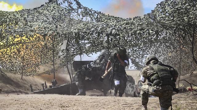 Des soldats russes effectuent des tirs d'artillerie dans la région de Kherson, le 12 septembre 2022. [EPA/Keystone - Ministère russe de la Défense]