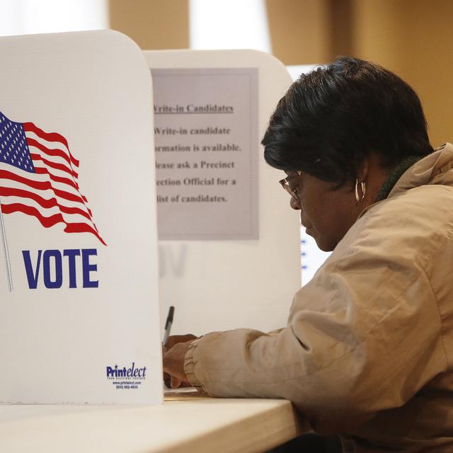 Une femme vote lors des élections des élections américaines de mi-mandat en Ohio en 2018. [Keystone - EPA/DAVID MAXWELL]