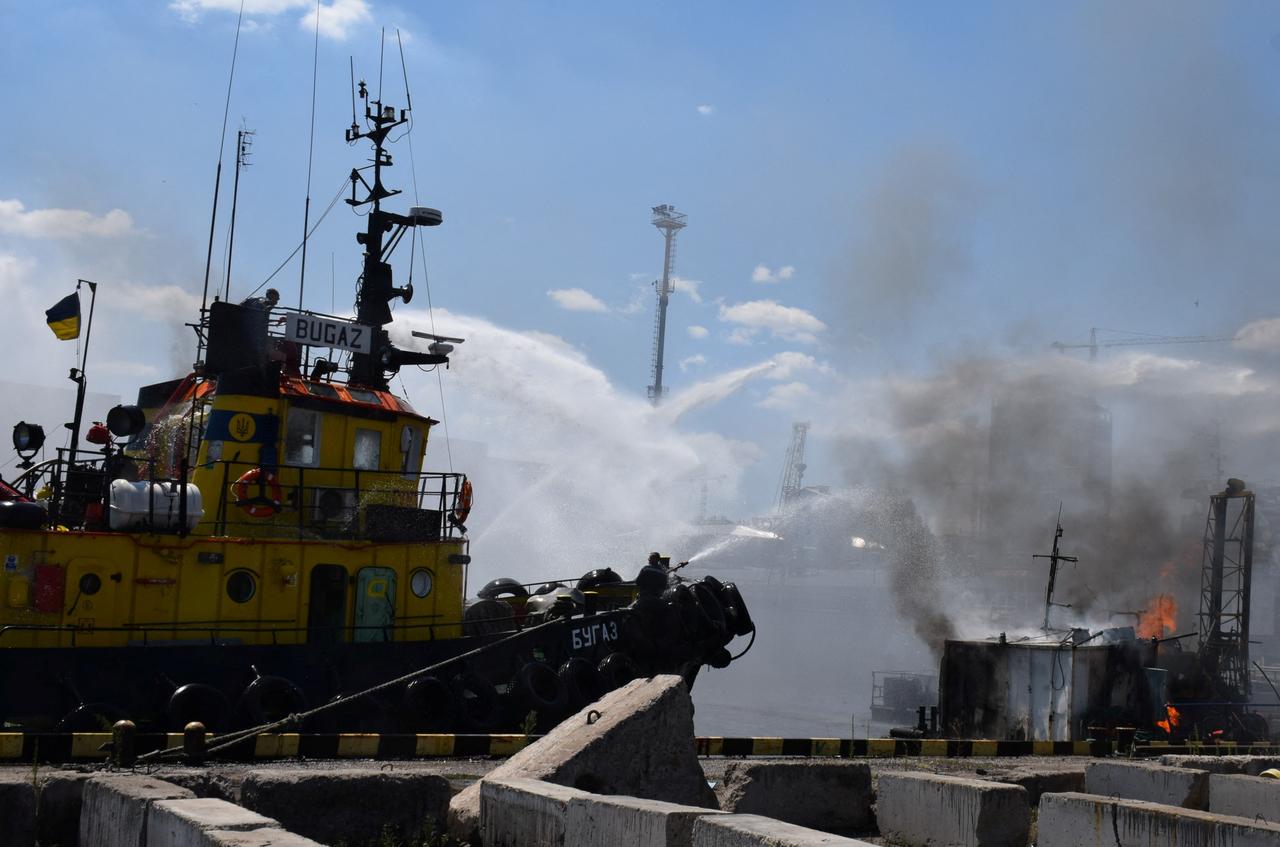 Des pompiers à l'oeuvre dans le port d'Odessa. [Reuters - Press service of the Joint Forces of the South Defence/Handout]