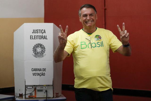 Le président sortant Jair Bolsonaro au moment de voter pour le 2e tour de la présidentielle. [AP/Keystone - Bruna Prado]