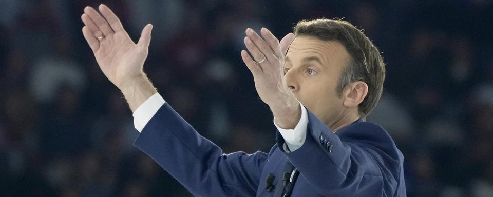 Le président Emmanuel Macron lors de son meeting à Paris. [AP Photo/Keystone - Francois Mori]