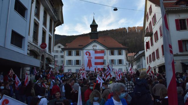 Les élus anti-séparatistes ont démissionné du Conseil de ville de Moutier après le vote sur son appartenance cantonale favorable au transfert dans le Jura. [RTS - Gaël Klein]