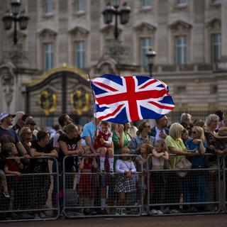 Des personnes attendent l'arrivée du cercueil de la reine Elisabeth II devant Buckingham Palace. [Keystone/AP Photo - Emilio Morenatti]