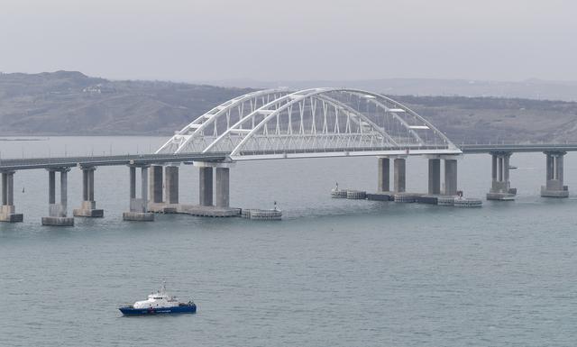 Inauguré en 2018, le pont de Kertch a été construit à grands frais par Moscou pour connecter la Russie à la péninsule annexée de Crimée. [Keystone - Alexey Nikolsky]