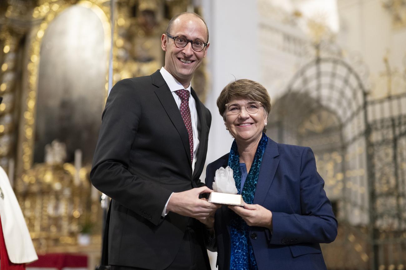 A Disentis (GR), le président du Conseil national Martin Candinas a reçu un cristal de la conseillère fédérale Viola Amherd. [Keystone - Gian Ehrenzeller]