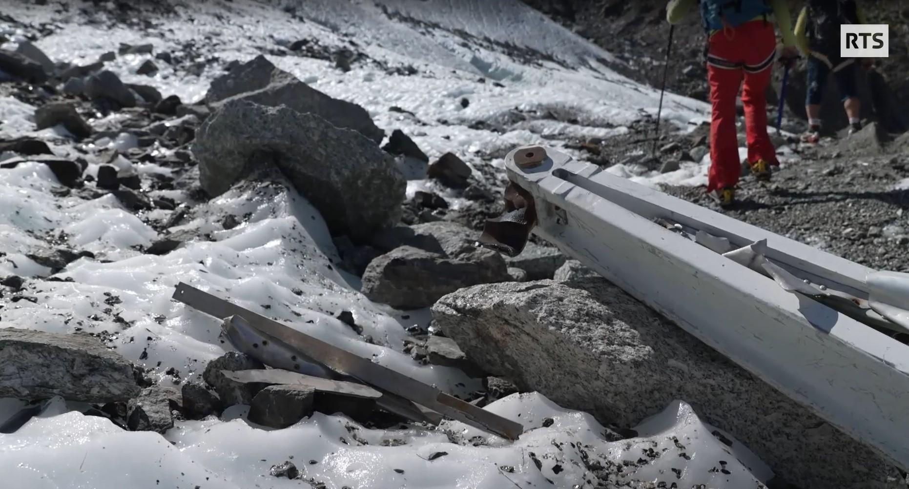 Sur le glacier français des Bossons, des restes des avions d'Air India qui se sont écrasés en 1950 et 1966 refont surface. [RTS - MISE AU POINT]