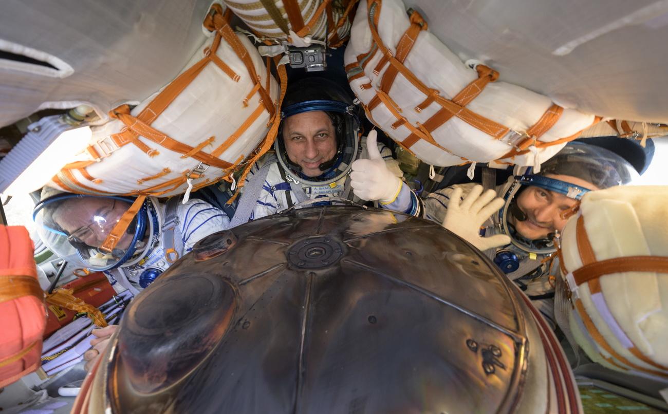 L'astronaute américain Mark Vande Hei de la NASA (gauche) et les cosmonautes russes Anton Shkaplerov (centre) et Pyotr Dubrov (droite) de Roscosmos dans leur capsule Soyuz MS-19, juste après l'atterrissage. Zhezkazgan, Kazakhstan, le 30 mars 2022. [NASA/EPA/Keystone - Bill Ingalls]