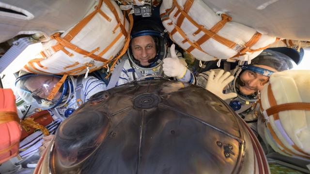 L'astronaute américain Mark Vande Hei de la NASA (gauche) et les cosmonautes russes Anton Shkaplerov (centre) et Pyotr Dubrov (droite) de Roscosmos dans leur capsule Soyuz MS-19, juste après l'atterrissage. Zhezkazgan, Kazakhstan, le 30 mars 2022. [NASA/EPA/Keystone - Bill Ingalls]