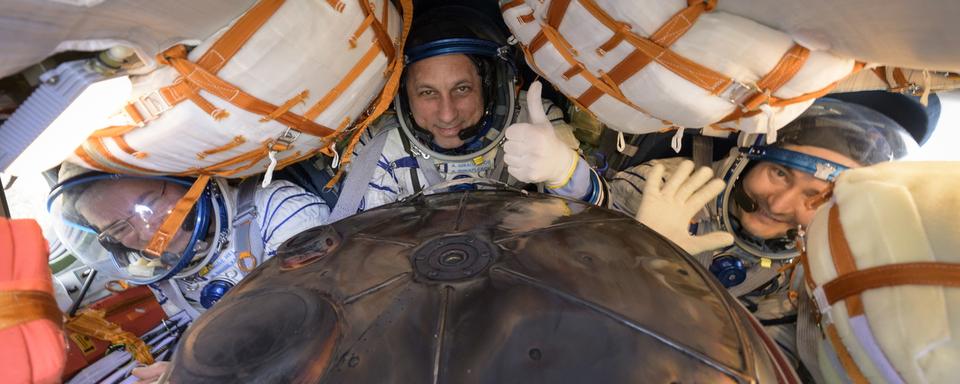 L'astronaute américain Mark Vande Hei de la NASA (gauche) et les cosmonautes russes Anton Shkaplerov (centre) et Pyotr Dubrov (droite) de Roscosmos dans leur capsule Soyuz MS-19, juste après l'atterrissage. Zhezkazgan, Kazakhstan, le 30 mars 2022. [NASA/EPA/Keystone - Bill Ingalls]