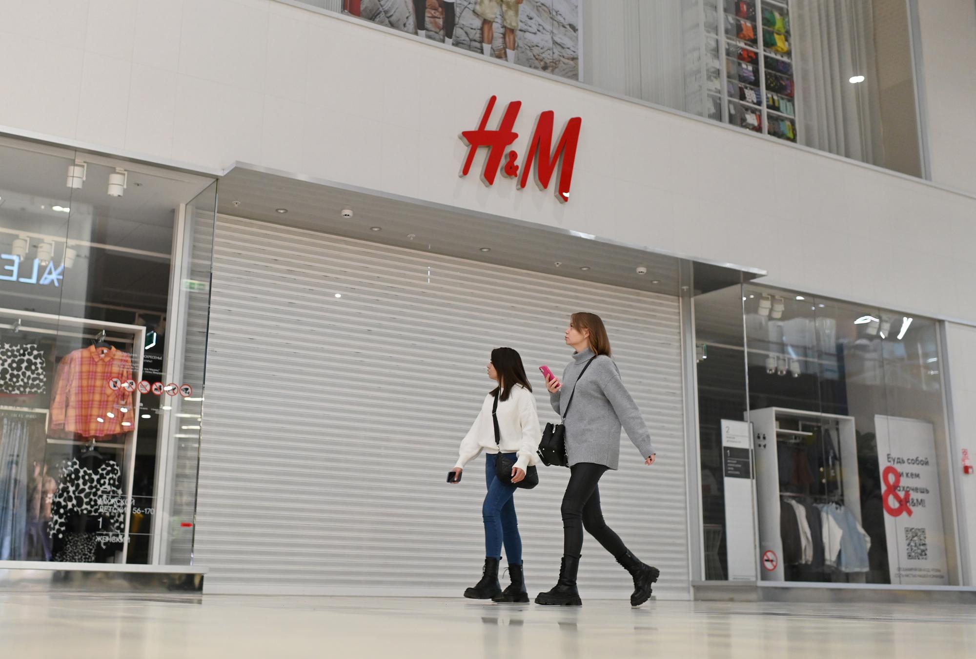 Un magasin H&M fermé à Omsk. [Reuters - Alexey Malgavko]