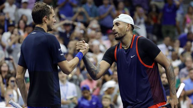 Daniil Medvedev, grand seigneur, a félicité Nick Kyrgios. Mais cette défaite doit tout de même faire mal au Russe, privé de doublé et de trône mondial. [AP - Jason Szenes]