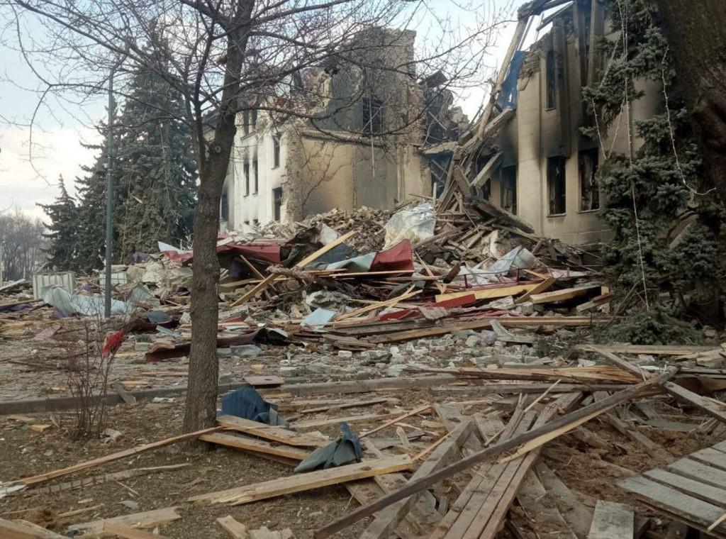 Les dégâts autour du théâtre de Marioupol. [Keystone - EyePress News]