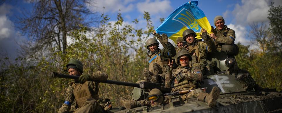 Des soldats ukrainiens sur un véhicule blindé entre Izium et Lyman le 4 octobre 2022. [AP Photo/Francisco Seco]