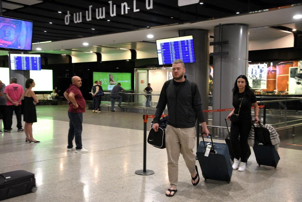 De nombreux Russes quittent provisoirement la Russie pour l'Arménie (photo à l'aéroport d'Erevan le 21 septembre), de peur d'être mobilisés pour la guerre en Ukraine. [AFP - Karen Minasyan]