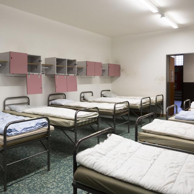 Des lits pour l'accueil de migrants dans un dortoir d’une caserne d’asile dans la caserne Poya de Fribourg. [Keystone - Peter Klaunzer]