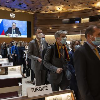 Sous les applaudissements, de nombreuses délégations ont quitté la salle en signe de protestation lors du discours du ministre russe des Affaires étrangères Sergueï Lavrov à la Conférence du désarmement de l'ONU. [Keystone - Salvatore Di Nolfi]