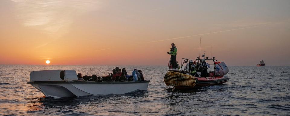 Des migrants attendent d'être secourus par les membres de l'équipage du navire de sauvetage de l'ONG "Ocean Viking" en mer Méditerranée, le 26 octobre 2022. [Reuters - Camille Martin Juan]