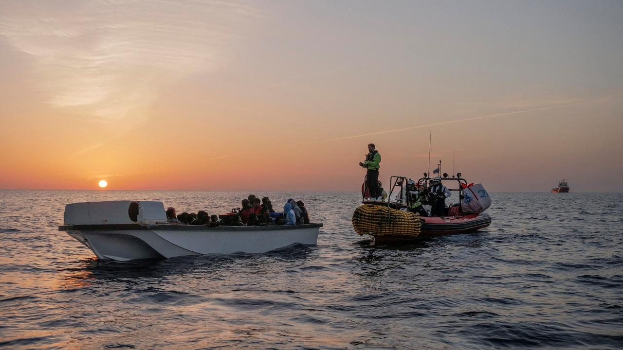 Des migrants attendent d'être secourus par les membres de l'équipage du navire de sauvetage de l'ONG "Ocean Viking" en mer Méditerranée, le 26 octobre 2022. [Reuters - Camille Martin Juan]