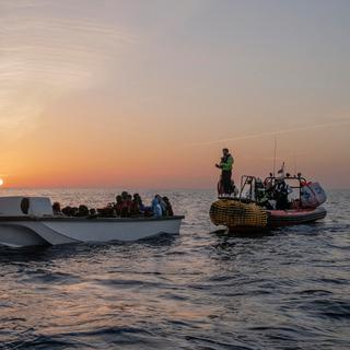 Des migrants attendent d'être secourus par les membres de l'équipage du navire de sauvetage de l'ONG "Ocean Viking" en mer Méditerranée, le 26 octobre 2022. [Reuters - Camille Martin Juan]