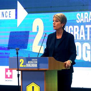 Karin Keller-Sutter s'exprimant lors de la conférence sur la migration à Sarajevo. [EPA/Keystone]
