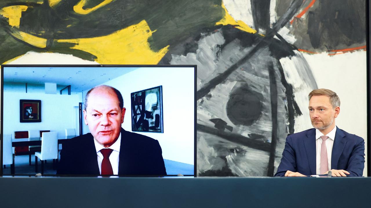 Le chancelier allemand Olaf Scholz (à l'écran) et le ministre des Finances Christian Lindner assistent à une conférence de presse sur la façon de gérer les prix élevés de l'essence, à la Chancellerie de Berlin, le 29 septembre. [reuters - Lisi Niesner]
