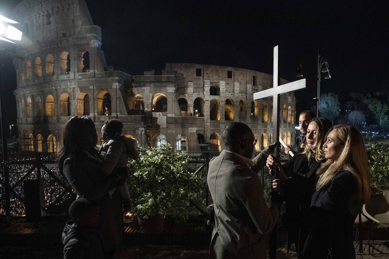 Une infirmière ukrainienne, Irina, et une Russe, Albina, ont porté conjointement le symbole religieux lors du Chemin de Croix du Vendredi Saint à Rome. [Vatican - AFP - HANDOUT]