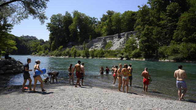 La température de l'Aar a atteint 24 degrés à Berne. [Keystone - Anthony Anex]