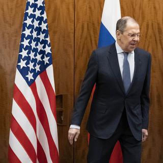 Le secrétaire d'État américain Antony Blinken, à gauche, et le ministre russe des Affaires étrangères Sergey Lavrov se dirigent vers leurs sièges avant leur réunion, vendredi 21 janvier 2022, à Genève. [AP Photo - Alex Brandon, Pool]