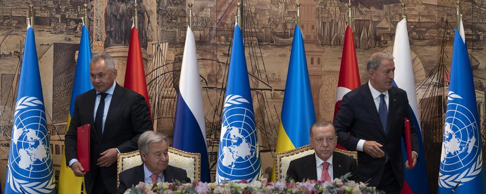 Le Président turc Recep Tayyip Erdogan, au centre droit, et le Secrétaire général de l'ONU Antonio Guterres dirigent une cérémonie de signature au Palais Dolmabahce à Istanbul, en Turquie, vendredi 22 juillet 2022. [AP Photo - Khalil Hamra]