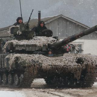 Des membres des forces armées ukrainiennes participent à un exercice dans la région de Kharkov, le 10 février 2022. [reuters - Vyacheslav Madiyevskyy]
