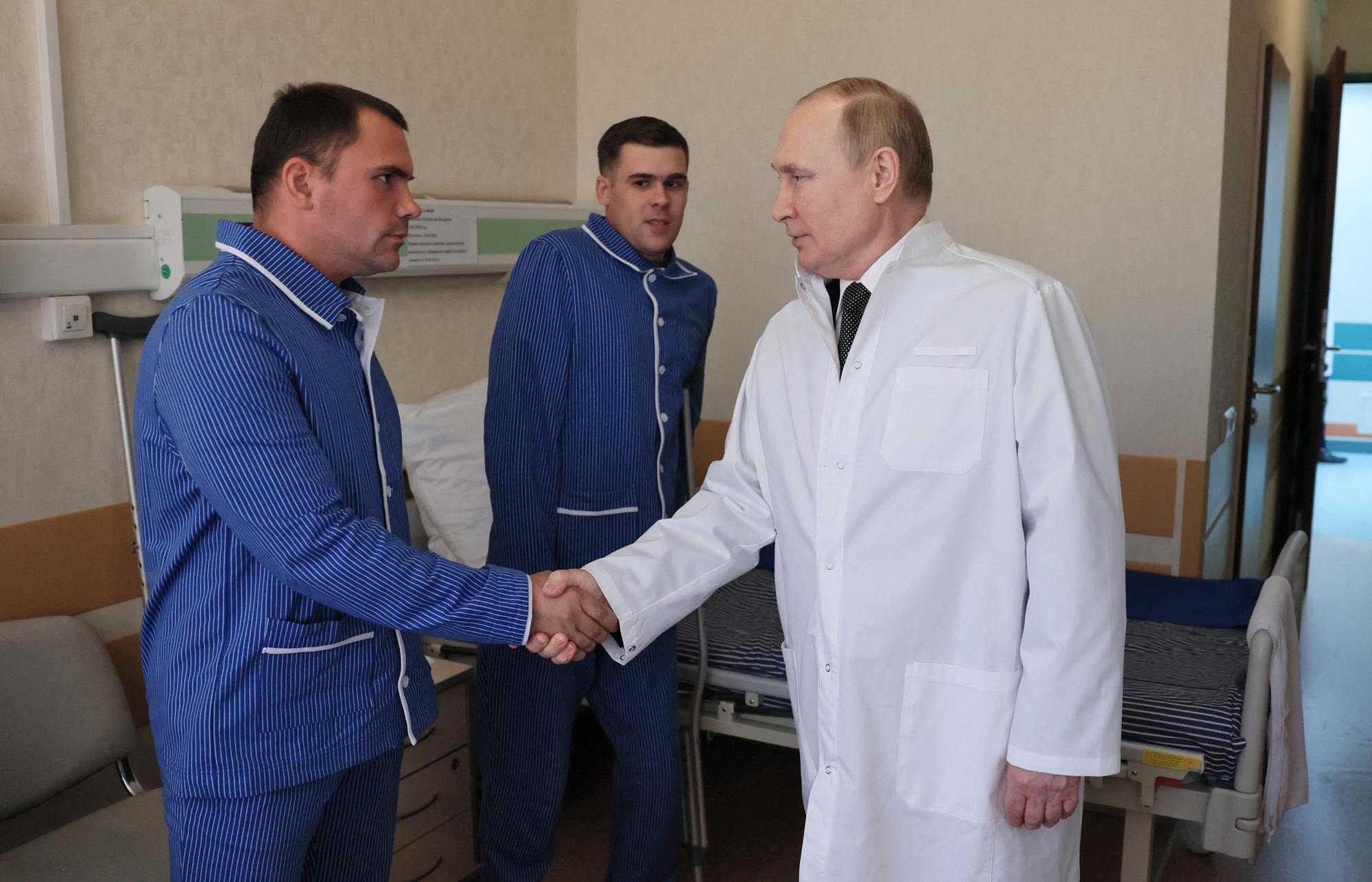 Vladimir Poutine s'est rendu à l'hôpital militaire de Moscou pour y rencontrer des soldats blessés en Ukraine. [AFP - Mikhail Metzel]