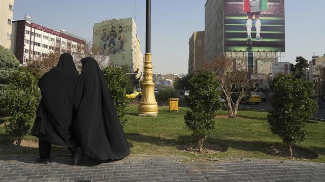 Deux femmes voilées dans un parc de Téhéran, le 22 novembre 2022. [AP/Keystone - Vahid Salemi]