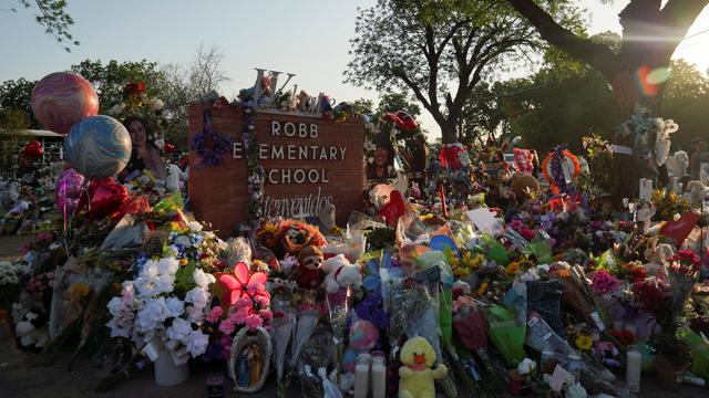 Un mémorial improvisé s'est formé devant l'école primaire d'Uvalde. [Reuters - Veronica G. Cardenas]