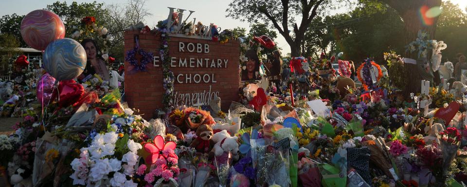 Un mémorial improvisé s'est formé devant l'école primaire d'Uvalde. [Reuters - Veronica G. Cardenas]