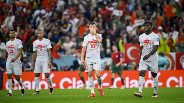 Les visages déconfits des joueurs suisses après le 2e but du Portugal. [Laurent Gillieron]