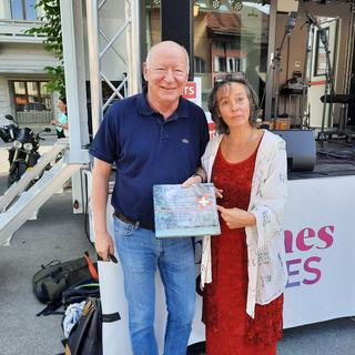 Rolet Loretan et Sarah Dirren lors de l'émission Les Bonnes Ondes le 30 juin 2022. [RTS - Silvio Dolzan]