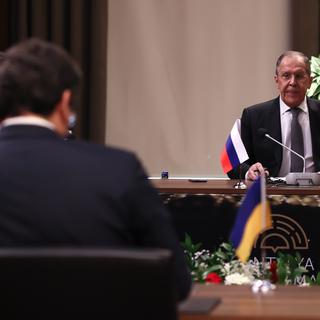 Les chefs de la diplomatie russe et ukrainienne se font face à Antalya (Turquie) lors de cette première rencontre depuis le début du conflit. [AP - Cem Ozdel - Keystone - Turkish Foreign Ministry]