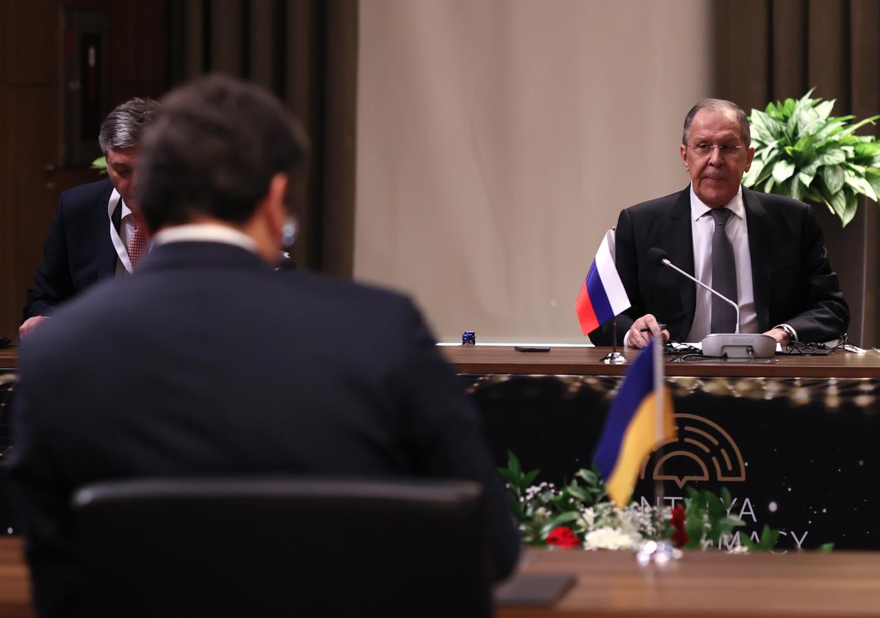 Les chefs de la diplomatie russe et ukrainienne se font face à Antalya (Turquie) lors de cette première rencontre depuis le début du conflit. [AP - Cem Ozdel - Keystone - Turkish Foreign Ministry]