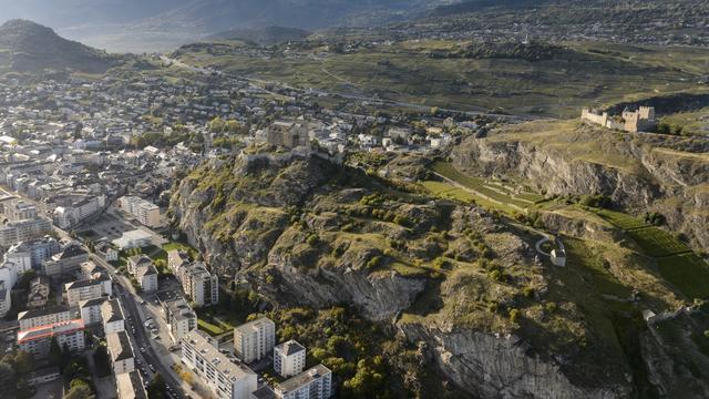 Une vue aérienne de la ville de Sion avec, à droite, le château de Tourbillon. [Keystone - Laurent Gillieron]