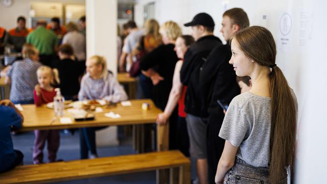 Nadiia attend son repas dans la file de la cafétéria dans une structure d'hébergement pour les réfugies venus d'Ukraine, gérée par l'EVAM, à Gland. [KEYSTONE - Valentin Flauraud]