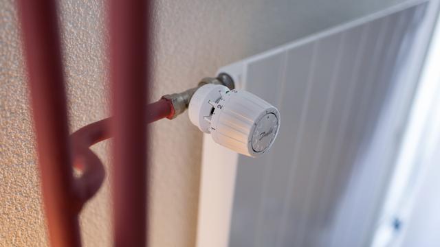 Un radiateur avec fonction thermostat dans un appartement. [Keystone - Gaetan Bally]