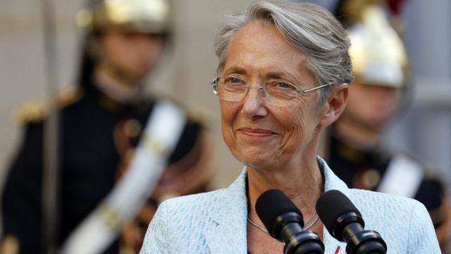 Elisabeth Borne lors de la passation de pouvoir à Matignon. [afp - Ludovic Marin]