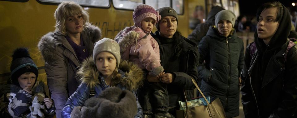 Des personnes déplacées de Marioupol et des villes voisines arrivent à Zaporojie. [AP Photo - Felipe Dana]